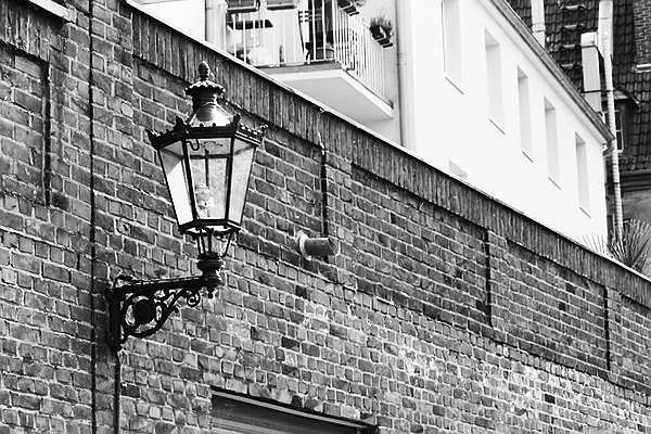 Ein Bild von einer Wandlampe aus der Düsseldorfer Altstadt, gemacht von Paul Niestroj